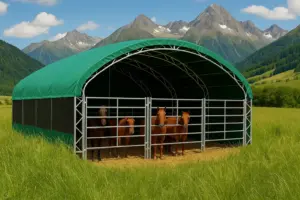 Weidezelt für Pferde im Morgenlicht auf grüner Koppel