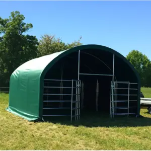 Weidezelt steht stabil bei dunkler Sturmfront