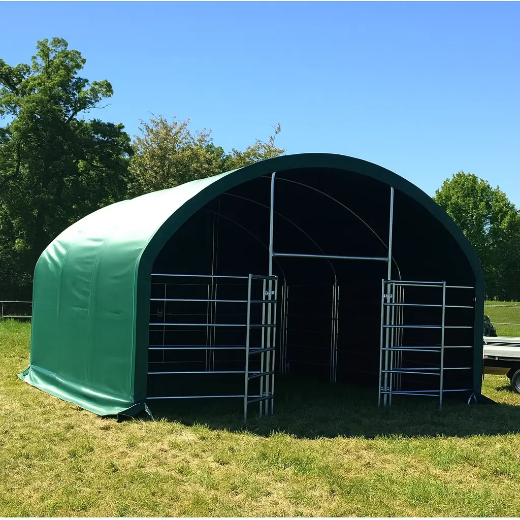 Weidezelt steht stabil bei dunkler Sturmfront