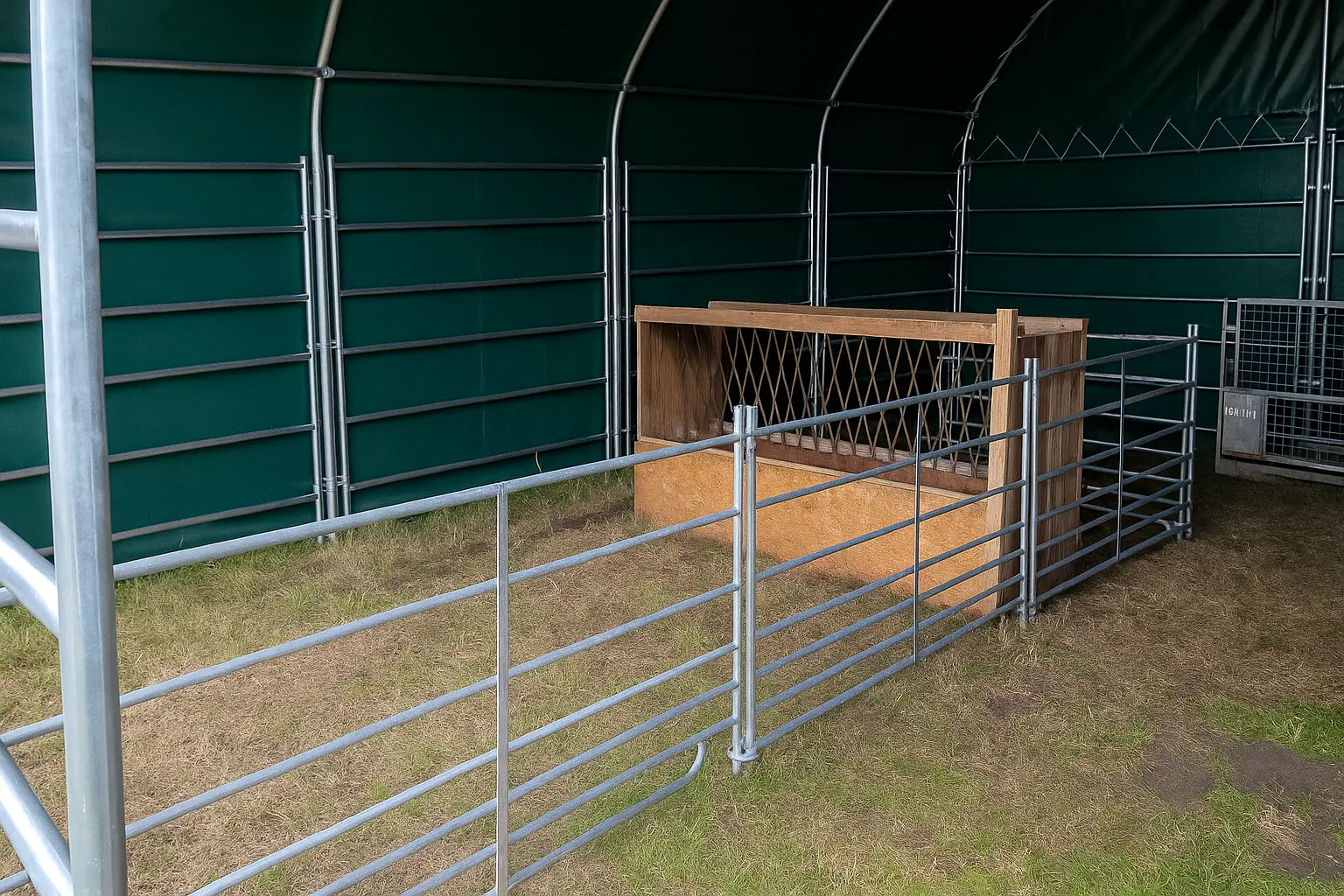 Rundballen trocken im Weidezelt gelagert