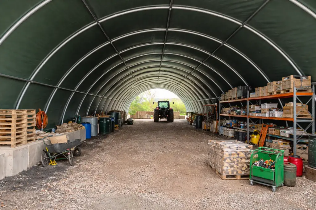 Innenansicht Rundbogenhalle – großer Durchgang und stabile Konstruktion